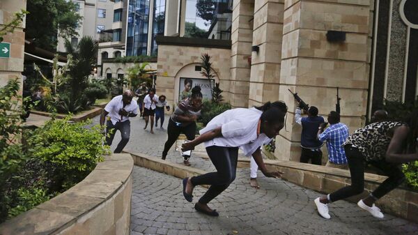 Люди убегают из отеля в Найроби, на который произошло нападение 