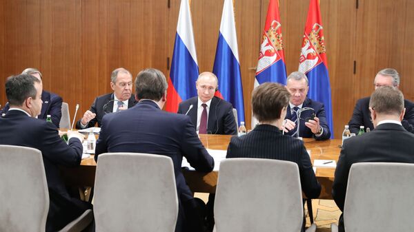 Президент РФ Владимир Путин во время российско-сербских переговоров в Белграде