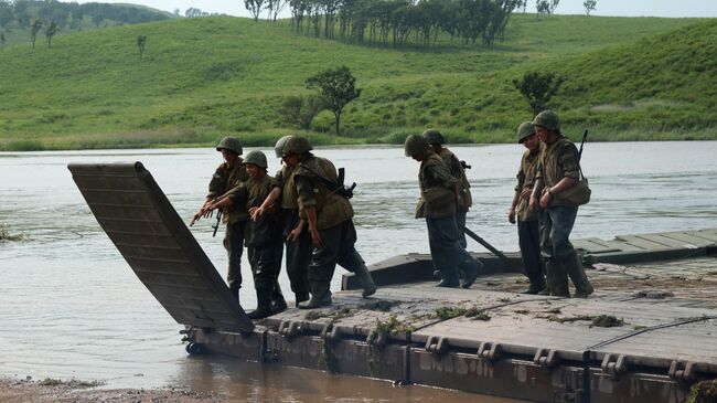 Военнослужащие наводят понтонный мост