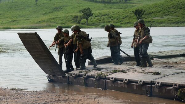 Военнослужащие наводят понтонный мост