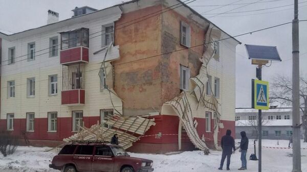 В доме на улице Гагарина в городе Сухой Лог от стены оторвался сайдинг
