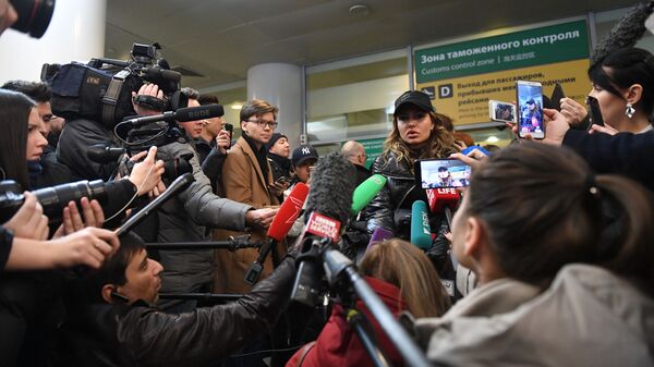 Жена Александра Кириллова (Алекса Лесли) Кристина в аэропорту Шереметьево в Москве
