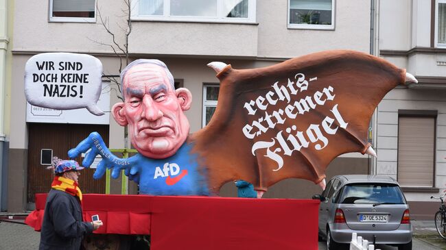 Изображение на карнавале в Дюссельдорфе лидера партии  Альтернатива для Германии  Александра Гауланда