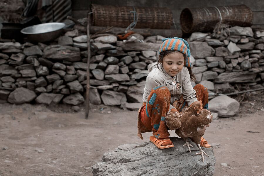 Непал, девочка с курицей, Гатланг, путешествие Red Nepal
