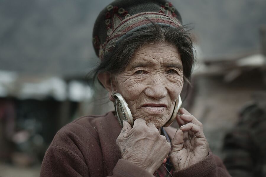 Непал, женщина из деревни Гатланг, путешествие Red Nepal