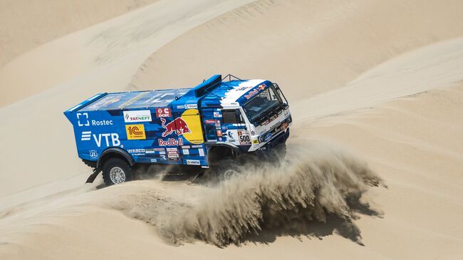 Экипаж спортивной команды КАМАЗ-мастер в составе Эдуарда Николаева, Евгения Яковлева и Владимира Рыбакова участвует в девятом этапе (Писко - Лима) ралли-марафона Дакар-2019 Экипаж спортивной команды КАМАЗ-мастер в составе Эдуарда Николаева, Евгения Яковлева и Владимира Рыбакова участвует в девятом этапе (Писко - Лима) ралли-марафона Дакар-2019