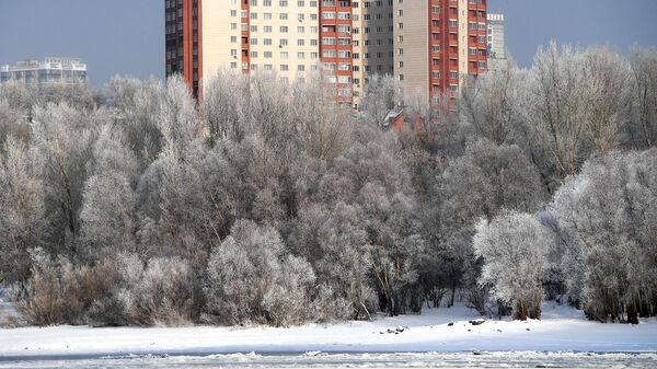 Жилые дома на берегу реки Обь в Новосибирске