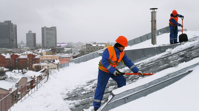 Очистка крыш от наледи в Москве 