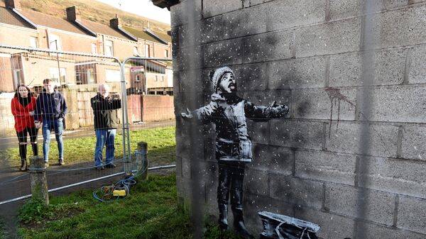 Работа художника Бэнкси на стенах гаража в городе Порт-Тэлбот, Великобритания