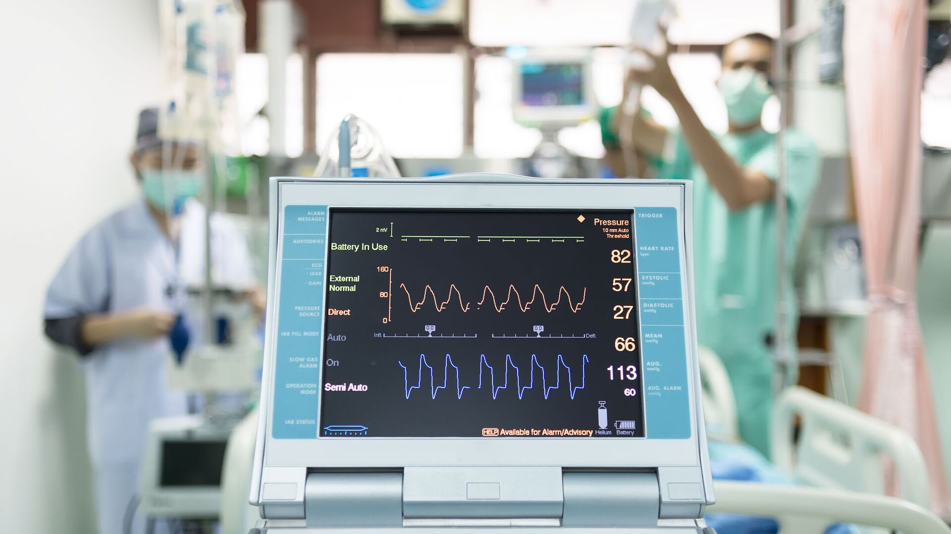 Сердечный пульс на экране медицинского оборудования во время операции - РИА Новости, 1920, 20.12.2021