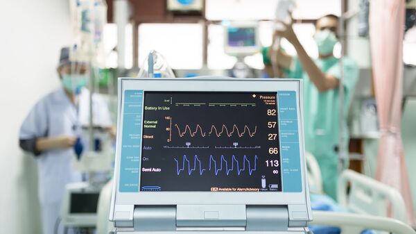 Сердечный пульс на экране медицинского оборудования во время операции