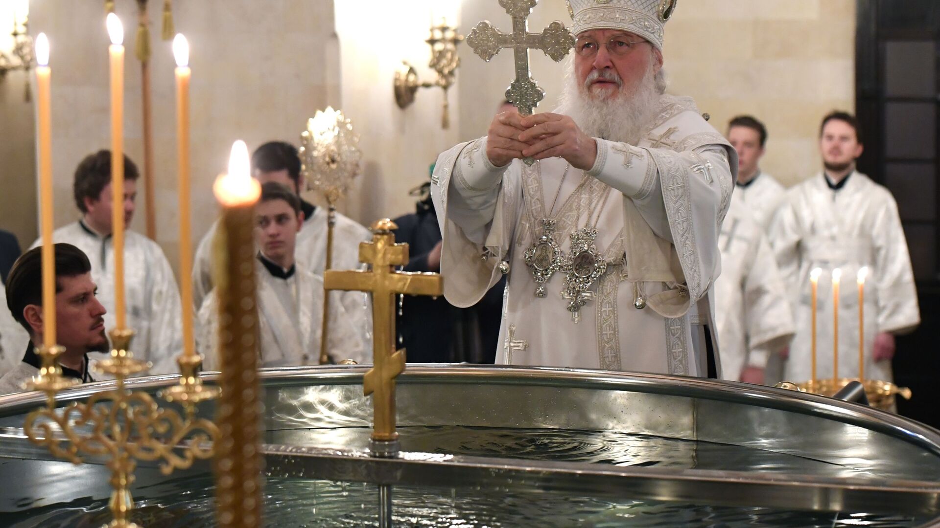 В храмах РПЦ начинают освящать крещенскую воду