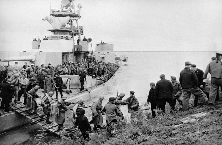 Моряки помогают пехотинцам высадиться на берег во время операции советской армии по разгрому японских милитаристов