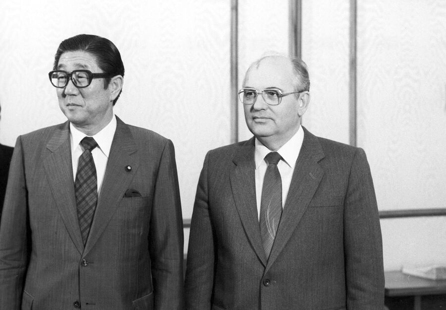 Генеральный секретарь ЦК КПСС Михаил Горбачев и министр иностранных дел Японии Синтаро Абэ в Кремле 