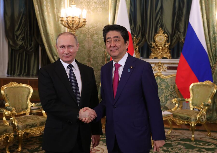 Президент РФ Владимир Путин и премьер-министр Японии Синдзо Абэ. 27 апреля 2017 
