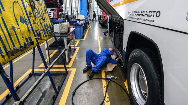 Сотрудник проводит плановое техническое обслуживание и сопутствующий ремонт автобуса Мострансавто