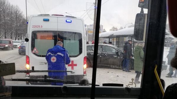 В Санкт-Петербурге автомобиль врезался в остановку. 18 января 2019