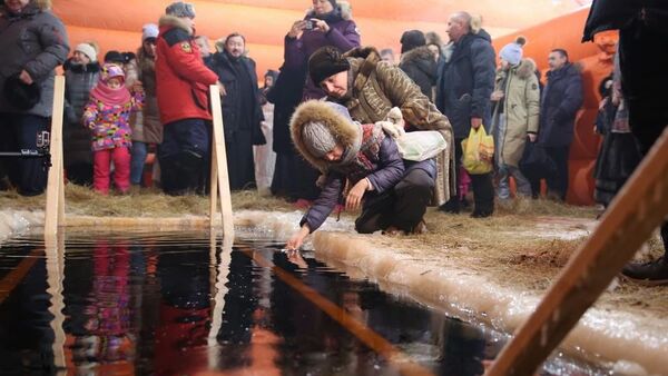 Крещение в минус 62: как ныряют в прорубь в самой холодной точке планеты -  РИА Новости, 15.03.2021