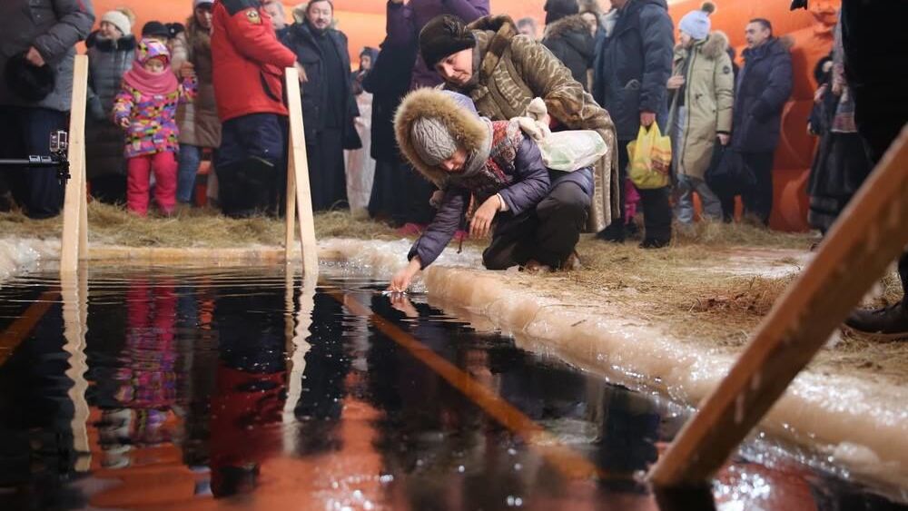 Крещенские купания на озере Чуоналыр в Мирнинском районе республики Саха (Якутия) - РИА Новости, 1920, 17.01.2023