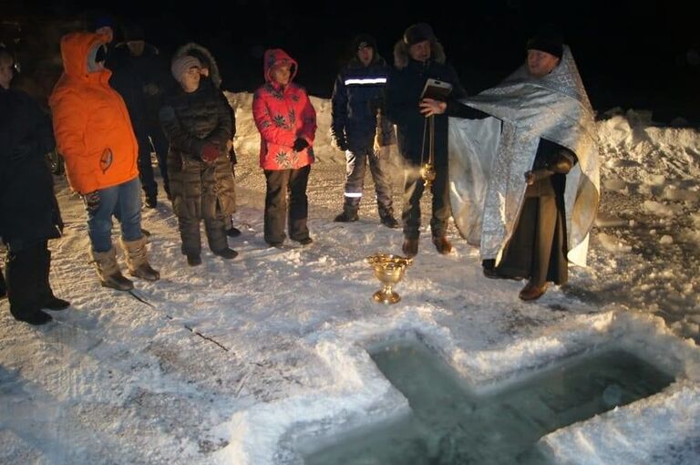 Протоиерей Анатолий Астафьев освящает воду реки Лены в городе Ленске Республики Саха (Якутия)