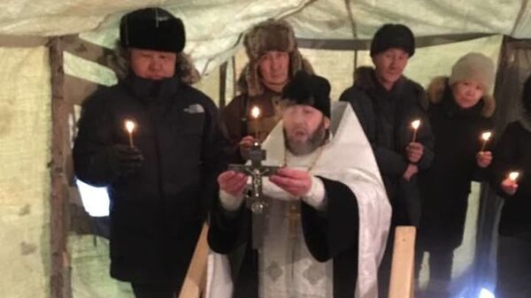 Иеромонах Гермоген (Рубцов) освящает воду в реке Яна в городе Верхоянск республики Саха (Якутия) в минус 62 градуса по Цельсию