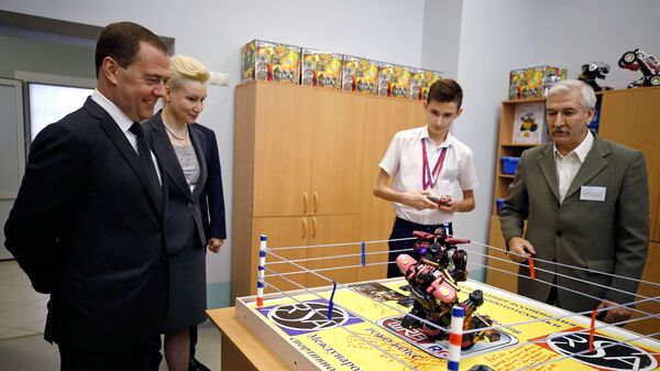 редседатель правительства РФ Дмитрий Медведев во время посещения средней общеобразовательной школы № 66 имени Евгения Дороша в Краснодаре. 18 января 2019