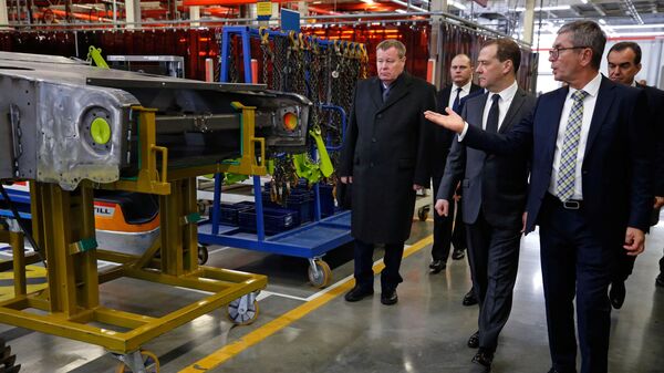 Председатель правительства РФ Дмитрий Медведев во время посещения машиностроительного завода КЛААС в Краснодаре. 18 января 2019