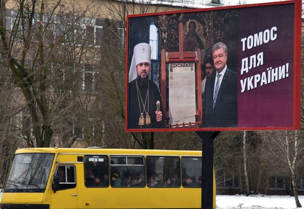 Плакат президента Украины Петра Порошенко на одной из улиц Львова Плакат президента Украины Петра Порошенко на одной из улиц Львова