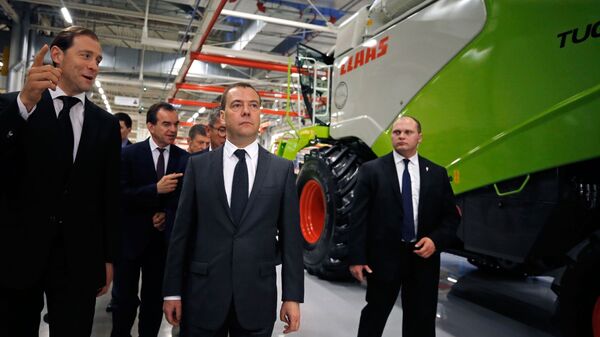 Председатель правительства РФ Дмитрий Медведев во время посещения машиностроительного завода КЛААС в Краснодаре. 18 января 2019