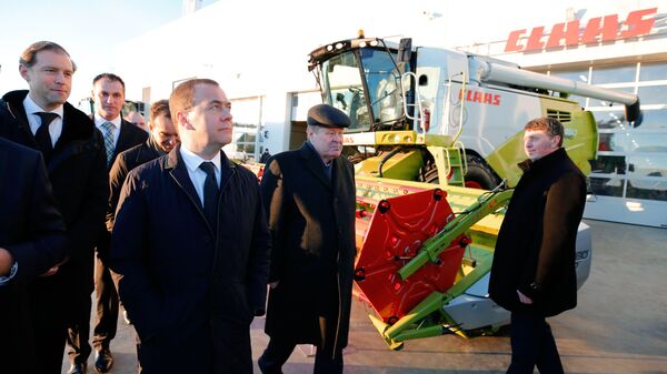 Председатель правительства РФ Дмитрий Медведев во время посещения машиностроительного завода КЛААС в Краснодаре