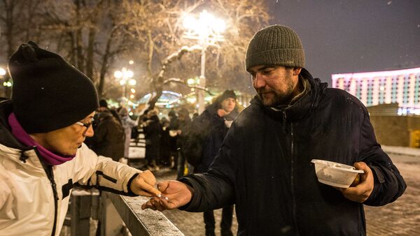 Волонтер фонда оказывает медицинскую помощь бездомному у Киевского вокзала