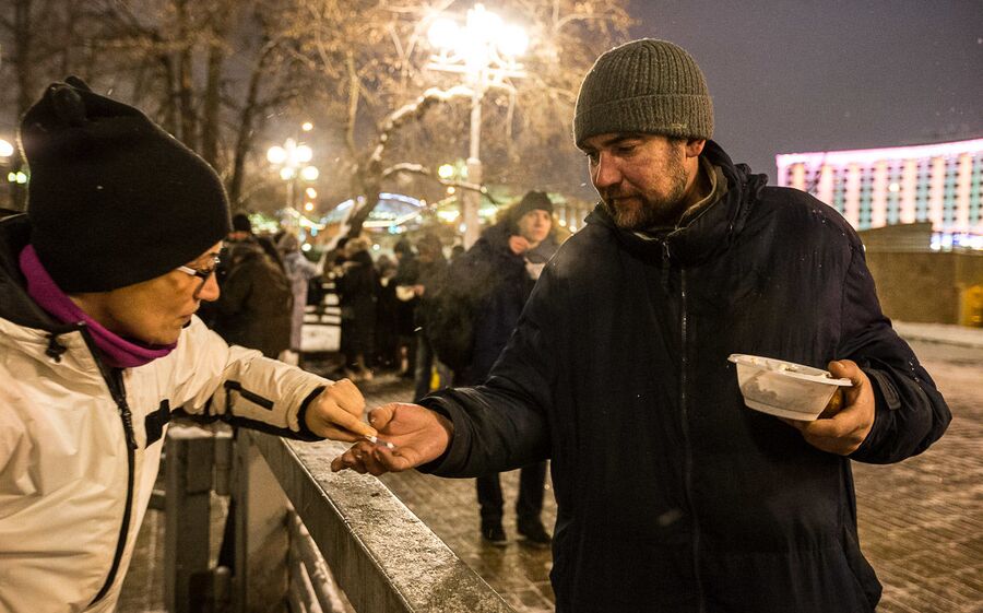 Волонтер фонда оказывает медицинскую помощь бездомному у Киевского вокзала