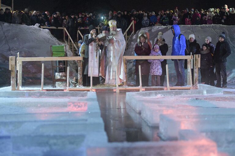 Освящение воды перед ночными крещенскими купаниями в поселке Тярлево, внутригородском муниципальном образовании в составе Пушкинского района Санкт-Петербурга