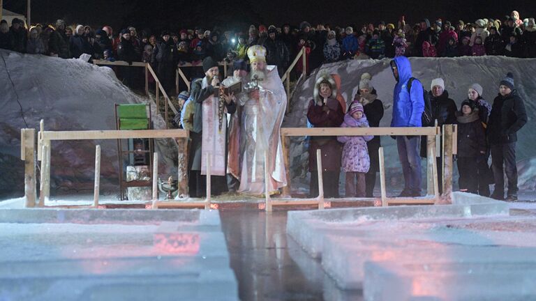 Освящение воды перед ночными крещенскими купаниями в поселке Тярлево, внутригородском муниципальном образовании в составе Пушкинского района Санкт-Петербурга