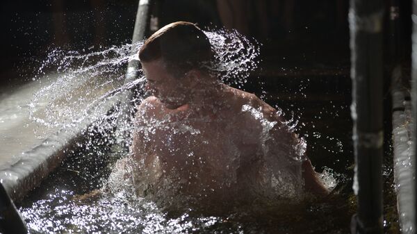Мужчина во время ночных крещенских купаний в центре Екатеринбурга