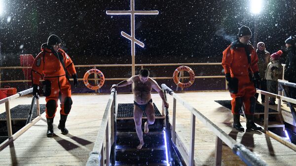 Работники Московской городской спасательной службы во время крещенских купаний верующих в Москве. 18 января 2019