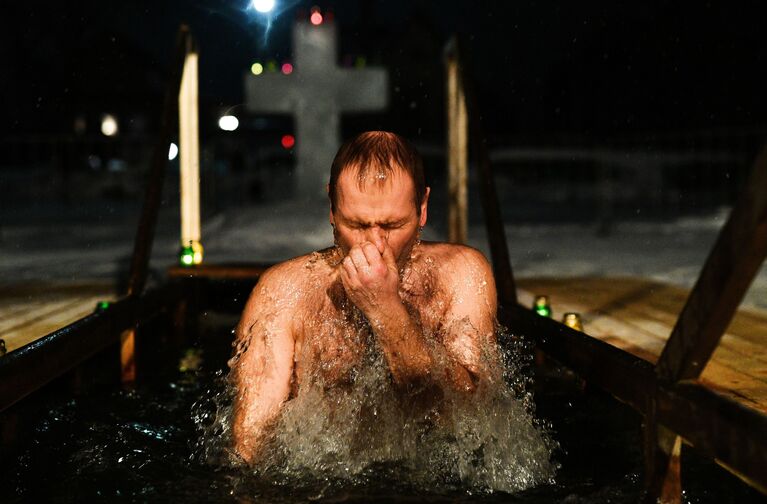 Мужчина во время традиционных купаний в праздник Крещения у церкви Сорока Мучеников Севастийских в Переславле-Залесском. 18 января 2019