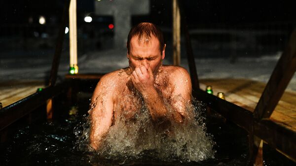 Мужчина во время традиционных купаний в праздник Крещения у церкви Сорока Мучеников Севастийских в Переславле-Залесском. 18 января 2019