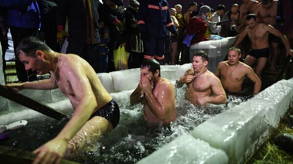 Верующие во время традиционных купаний в праздник Крещения 