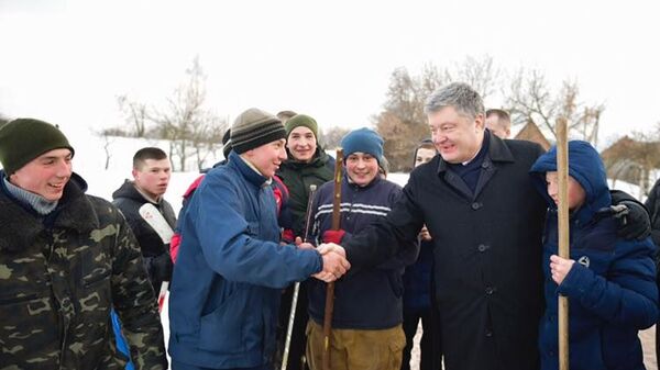Президент Украины Петр Порошенко во время встречи с молодежью по дороге в Бердичев