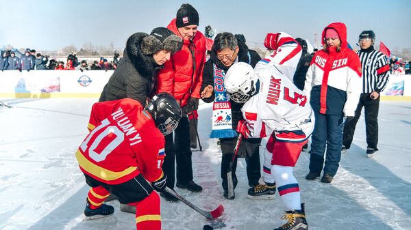 Встреча юношеских хоккейных команд провинции Хэйлунцзян (КНР) и Амурской области на льду приграничной реки Амур