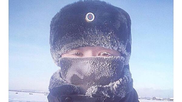 Участник флешмоба с фотографиями заснеженных от мороза ресниц, организованного сотрудниками правоохранительных органов Якутии