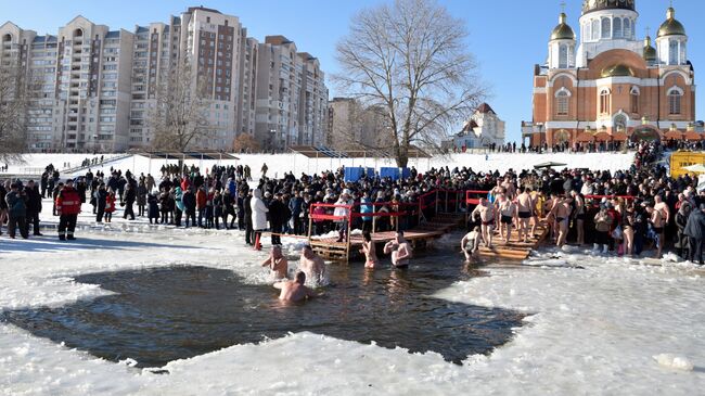 Участники крещенских купаний в проруби в Киеве. 19 января 2019