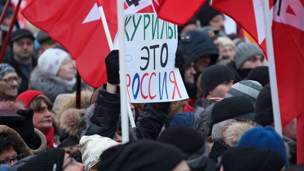 Участники митинга За сохранение территориальной целостности России. Против передачи Курильских островов Японии в Москве