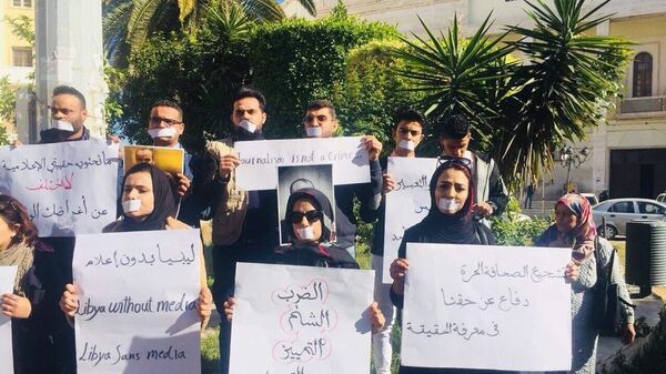 Участники митинга в Триполи в память о погибшем фотографе агентства Ассошиэйтед Пресс  Мухаммаде бен Халифа