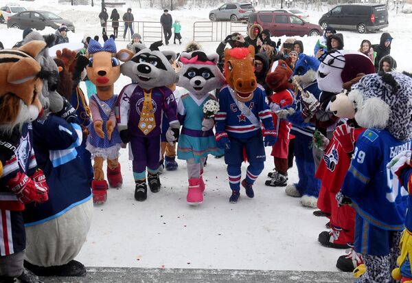 Талисманы клубов КХЛ посетили свадьбу енотов-талисманов детской хоккейной лиги