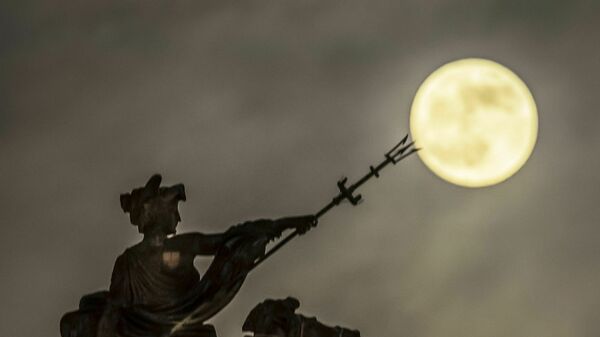 Лунное затмение в небе над Халлом, Англия