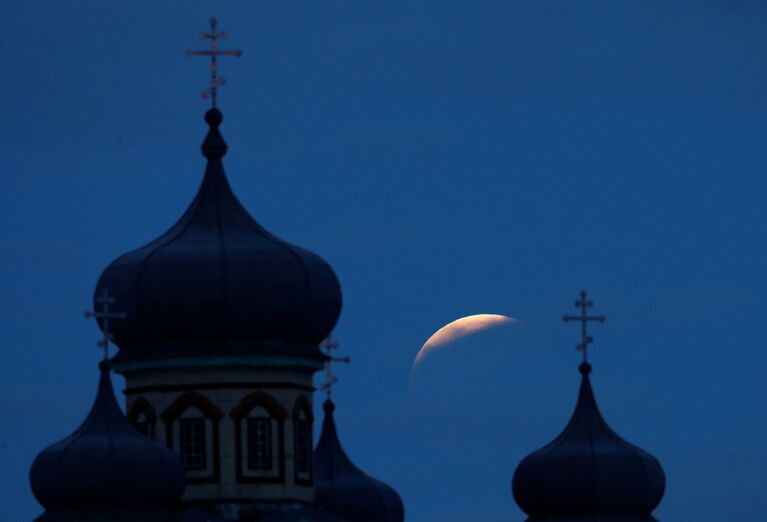 Лунное затмение в небе над селом Турец, Беларусь