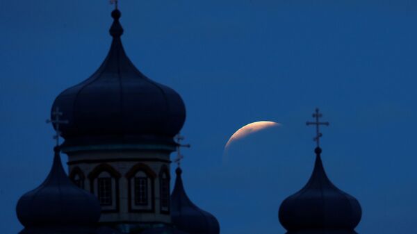 Лунное затмение в небе над селом Турец, Беларусь
