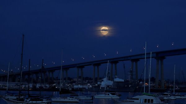 Лунное затмение в небе над Сан-Диего, США